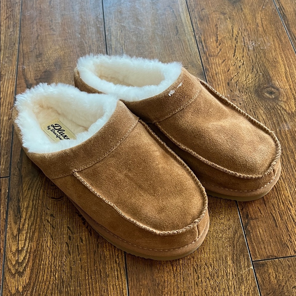 Dearfoams Tan Slippers with Cream Fleece